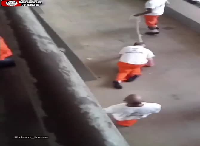 Video :Other prisoners at a jail walk a pedophile on a leash